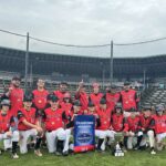 Dans la classe 15U B, les Condors Rouges 1 de Saint-Hyacinthe (photo) ont remporté la médaille d’or aux championnats régionaux grâce à une victoire de 17 à 7 face aux Braves Marine de Belœil en finale. L’équipe se qualifiait du même coup pour participer aux super-régionaux qui auront lieu du 19 au 21 septembre. Les Condors Rouges 2 de Saint-Hyacinthe ont quant à eux participé à la finale de bronze, où ils ont subi une défaite crève-cœur de 12 à 11 contre les Braves Rouges de Belœil.