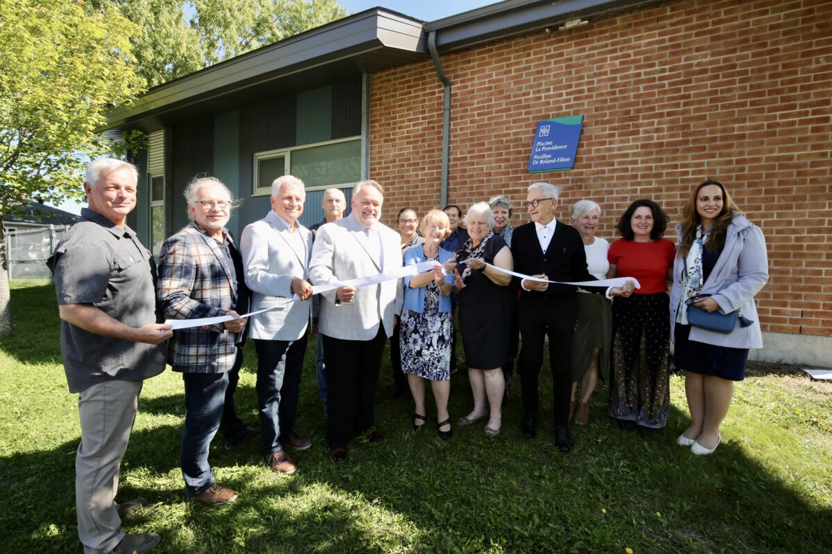 Plusieurs élus, membres de la famille du Dr Filion et représentants des Loisirs La Providence ont participé à l’inauguration du nouveau pavillon. Photo Robert Gosselin | Le Courrier ©
