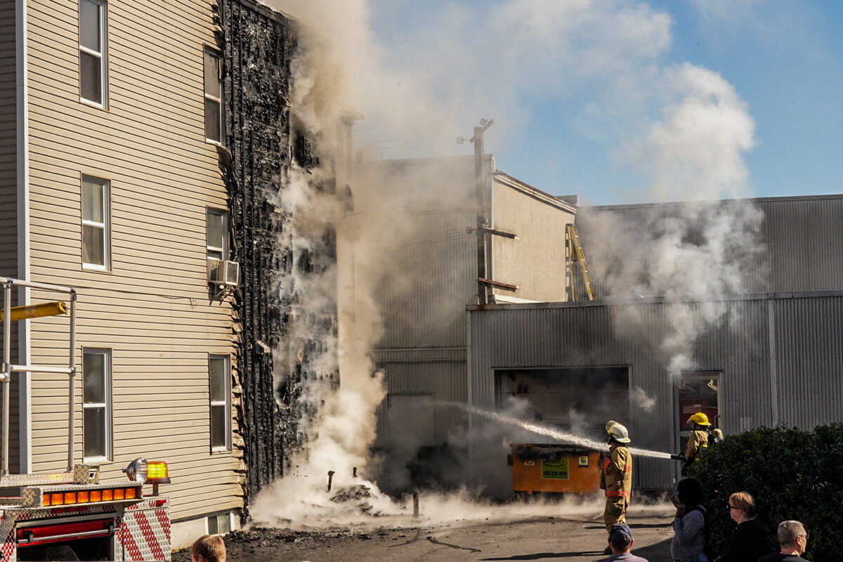 Un incendie suspect a lourdement endommagé un immeuble à logements de la rue Calixa-Lavallée, au centre-ville de Saint-Hyacinthe, le 20 septembre en après-midi. Six adultes se retrouvent sans demeure. Photo Adam Bolestridge | Le Courrier ©