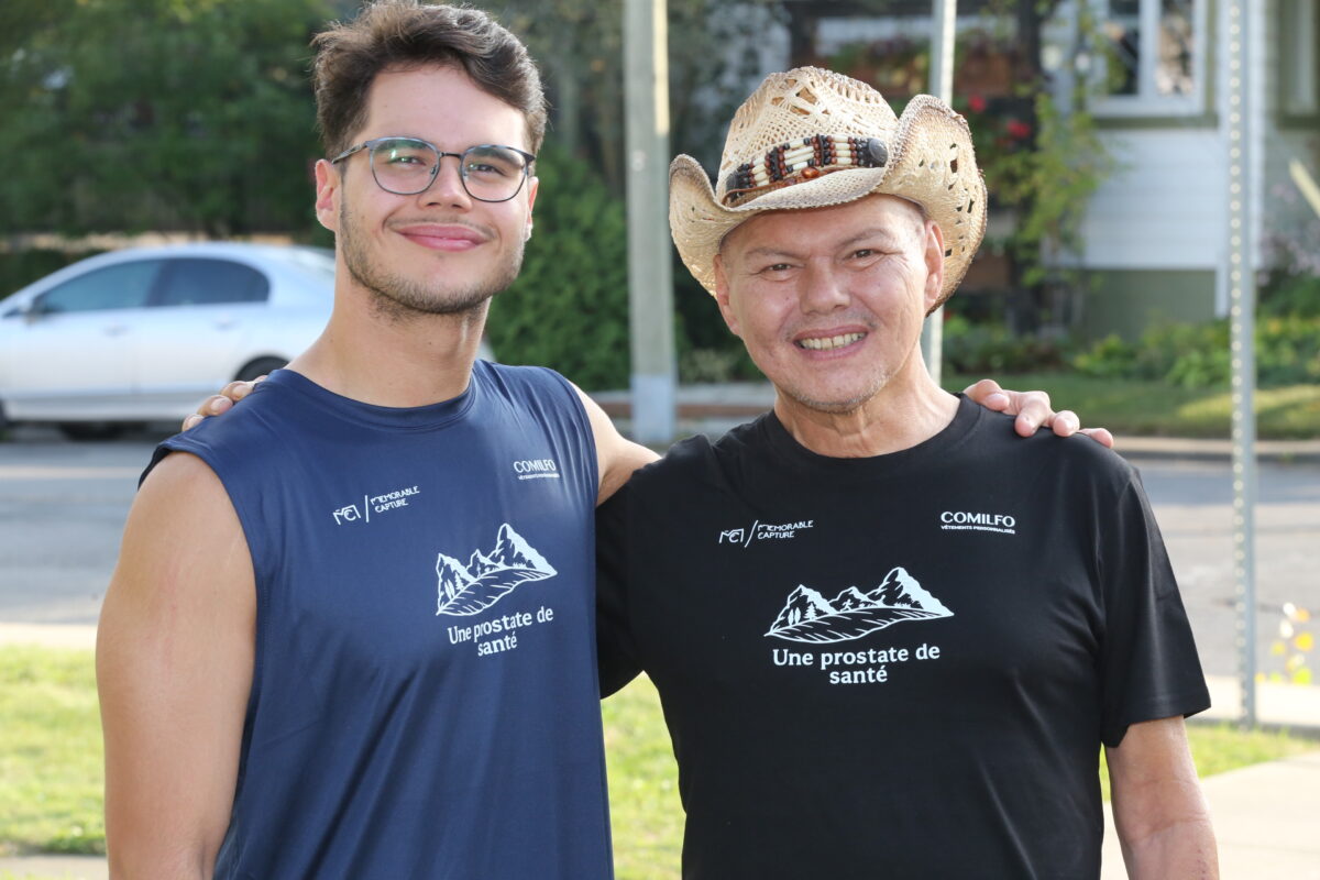 Matthew Cheezo et son père, Hernie Loney Cheezo, à proximité de la maison familiale où le jeune homme terminera son marathon entre Granby et Saint-Hyacinthe pour le soutenir dans sa lutte contre le cancer de la prostate. Photo Robert Gosselin | Le Courrier ©
