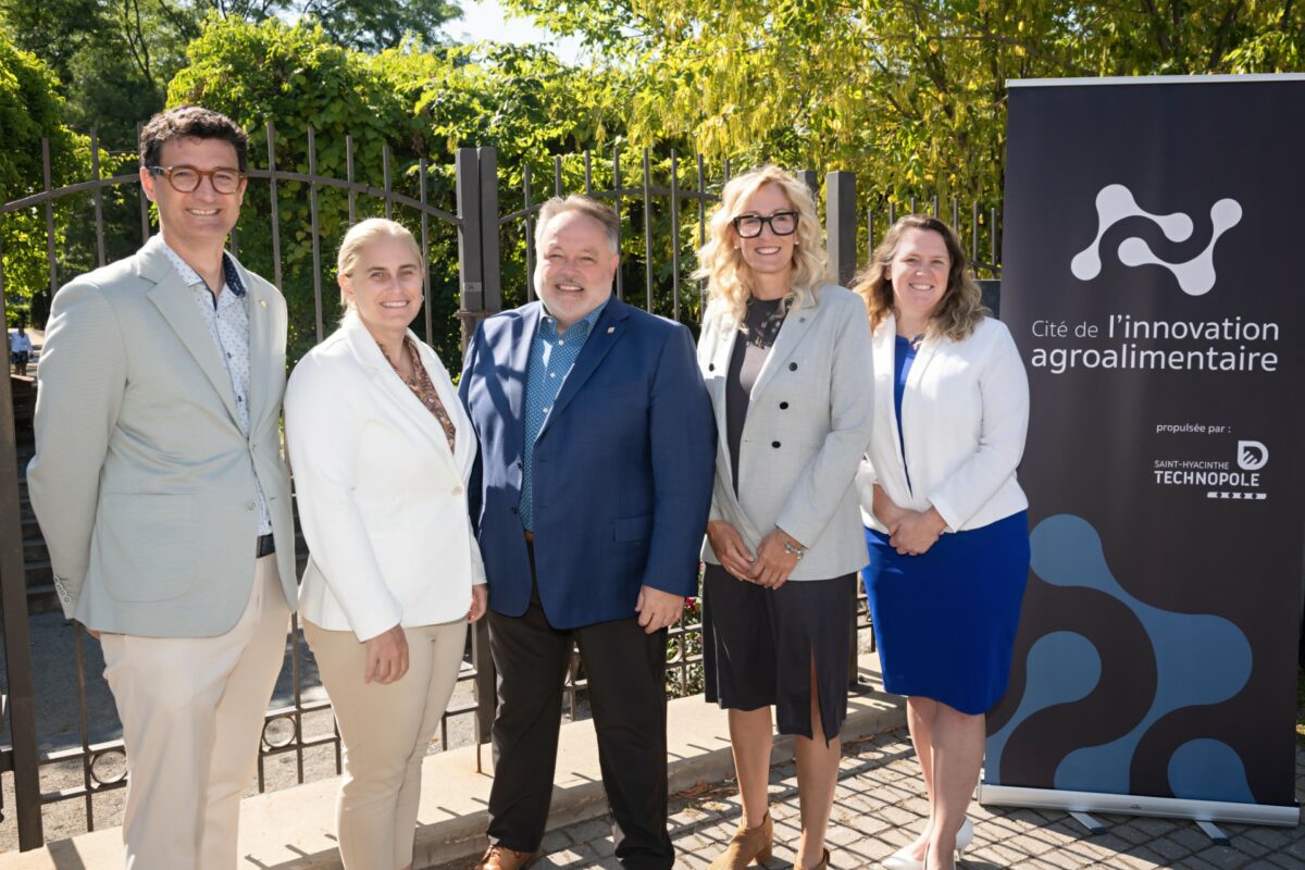 David Francoz, doyen de la Faculté de médecine vétérinaire, Karine Mercier, directrice de l’Institut de technologie agroalimentaire du Québec, André Beauregard, maire de Saint-Hyacinthe, Fanie-Claude Brien, directrice générale du Cégep de Saint-Hyacinthe, et Karine Guilbault, directrice générale de Saint-Hyacinthe Technopole, vous convient au Happening de la rentrée, le 11 septembre. Photo gracieuseté