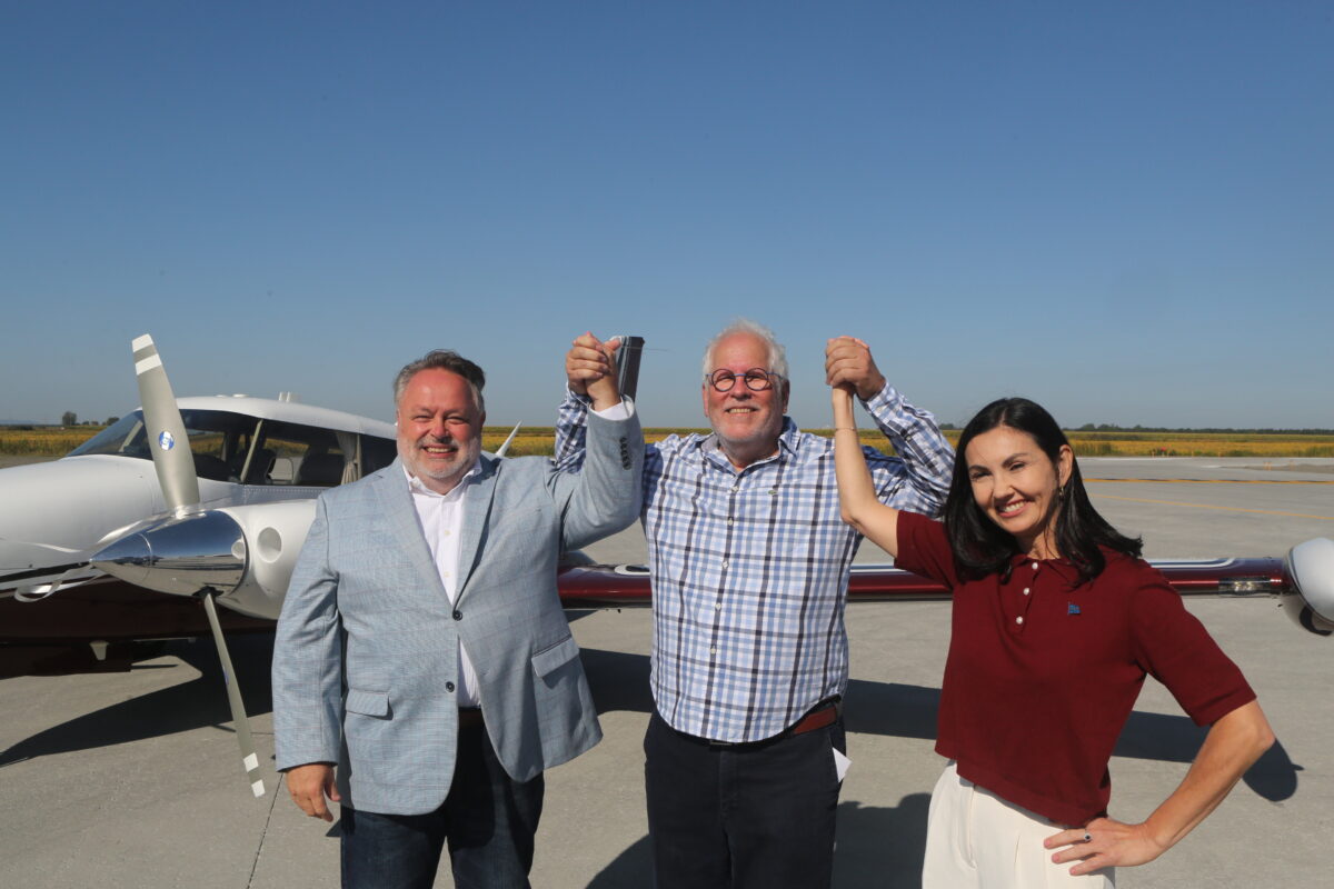 Le maire de Saint-Hyacinthe, André Beauregard, le vice-président de l’aéroport de Saint-Hyacinthe, François Marquis, et la députée de Saint-Hyacinthe, Chantal Soucy, ont célébré la fin des travaux réalisés à l’aéroport de Saint-Hyacinthe. Photo Robert Gosselin | Le Courrier ©