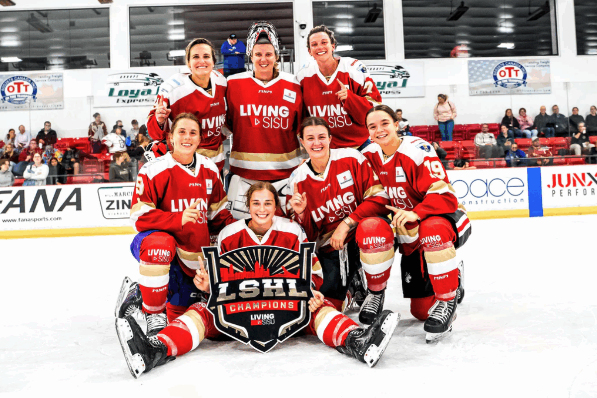 Éloïse Caron (à droite dans la rangée du bas) a évolué aux côtés de Marie-Philip Poulin, Laura Stacey et Ann-Renée Desbiens cet été dans la Living Sisu Hockey League. Son équipe a d’ailleurs été sacrée championne. Photo Living Sisu Hockey League