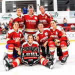 Éloïse Caron (à droite dans la rangée du bas) a évolué aux côtés de Marie-Philip Poulin, Laura Stacey et Ann-Renée Desbiens cet été dans la Living Sisu Hockey League. Son équipe a d’ailleurs été sacrée championne. Photo Living Sisu Hockey League