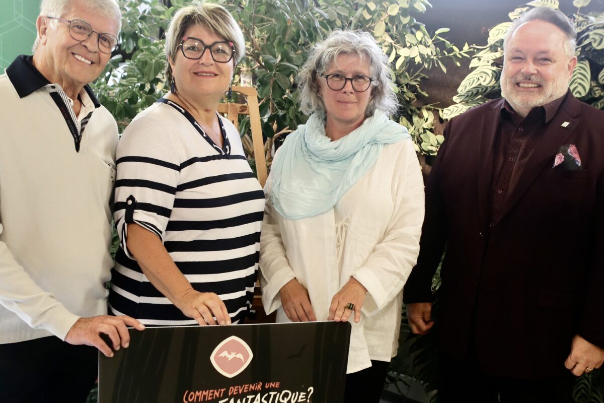 Serge Audette, administrateur et président du comité de coopération de la Caisse Desjardins de la Région de Saint-Hyacinthe; Sylvie Gosselin, présidente du Jardin Daniel A. Séguin; Caroline Nantel, directrice générale du Jardin; et André Beauregard, maire de Saint-Hyacinthe, lors du dévoilement de la programmation automnale. Photo Robert Gosselin | Le Courrier ©