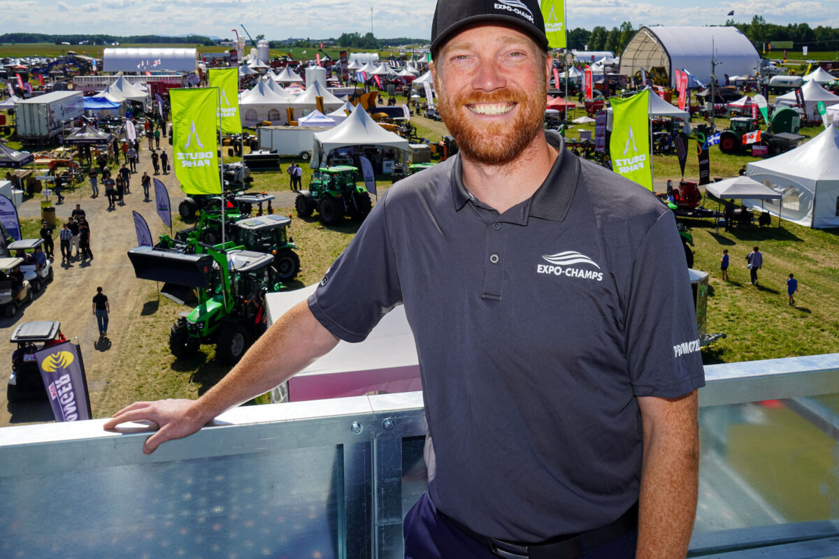 David Messier, directeur général de la Société d’agriculture de Saint-Hyacinthe, tout en haut de l’escalier de RAD Équipements qui a permis à l’entreprise de gagner le concours du plus beau kiosque à Expo-Champs. Photo François Larivière | Le Courrier ©
