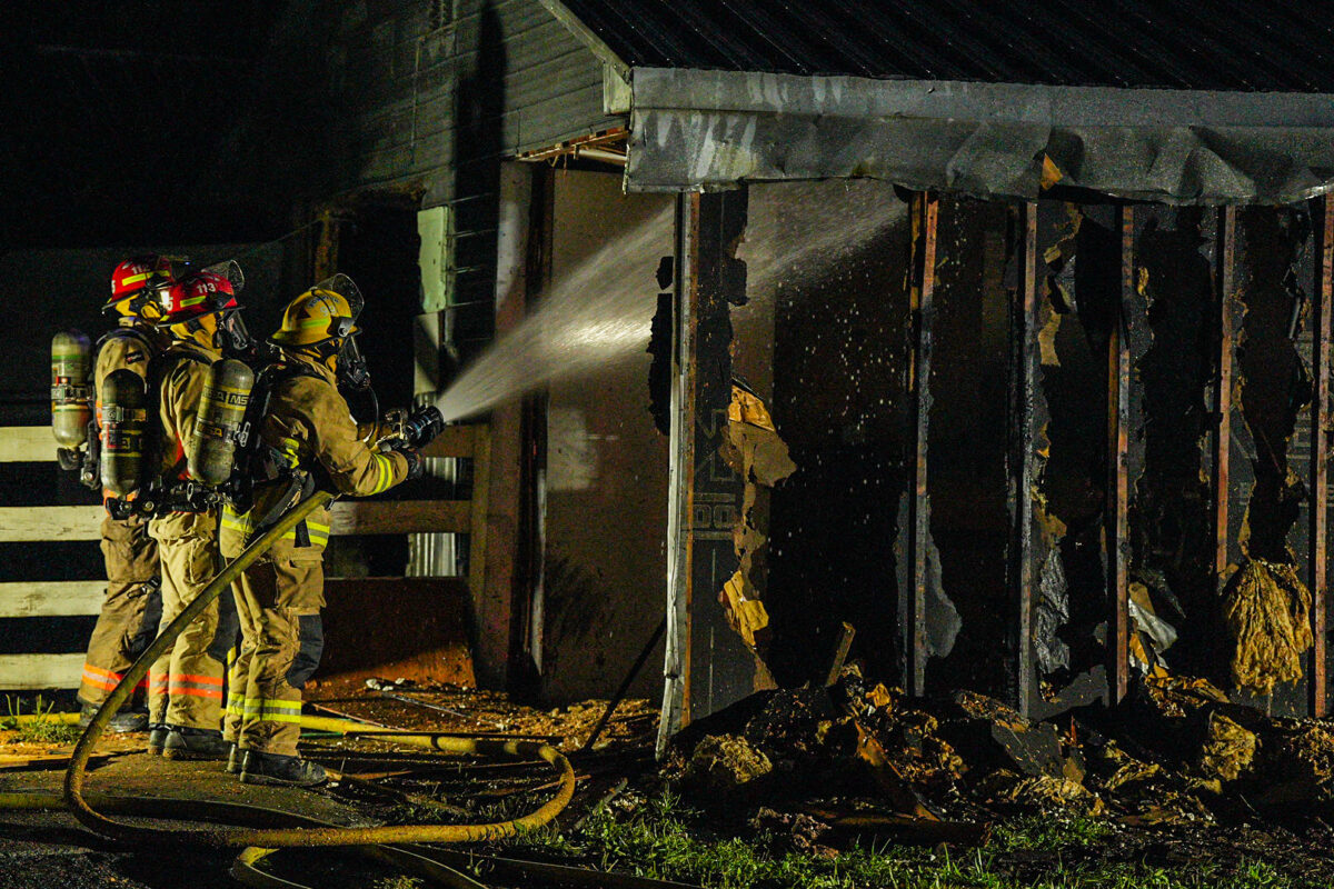 L’incendie d’une fermette a rapidement été contrôlé, le 8 septembre en soirée, sur le Petit rang Saint-François à Saint-Pie. Photo Adam Bolestridge | Le Courrier ©