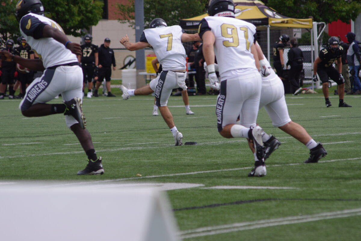 Les Lauréats ont continué leur fort début de saison avec un gain de 42 à 7 à Valleyfield.Photo gracieuseté