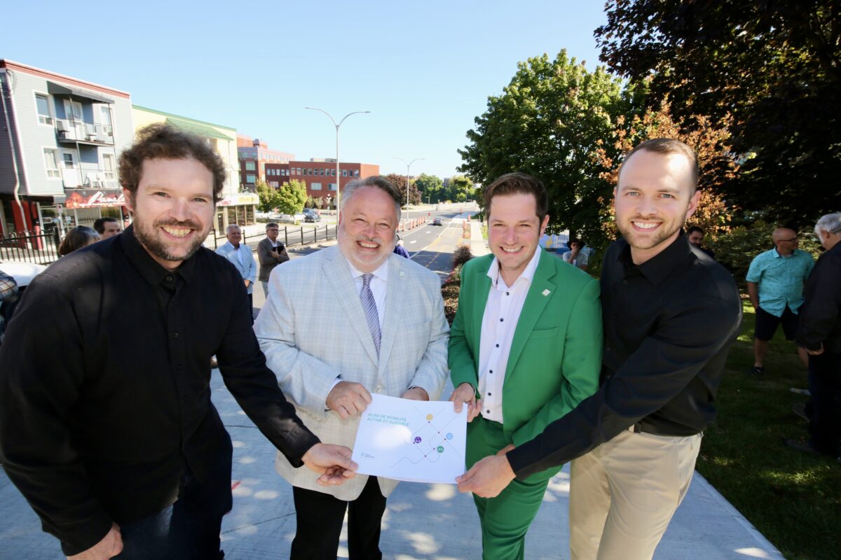 Le directeur planification et gestion de la mobilité chez EXP, Éric Léonard, le maire de Saint-Hyacinthe, André Beauregard, le conseiller municipal, David-Olivier Huard et le, chef de projet au Service du génie à la Ville de Saint-Hyacinthe, Étienne Gilbert.Photo Robert Gosselin | Le Courrier ©