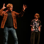Le comédien Hubert Proulx et son fils Viktor, qui présentent ensemble la pièce de théâtre On s’lâche pas. Photo François Larivière | Le Courrier ©