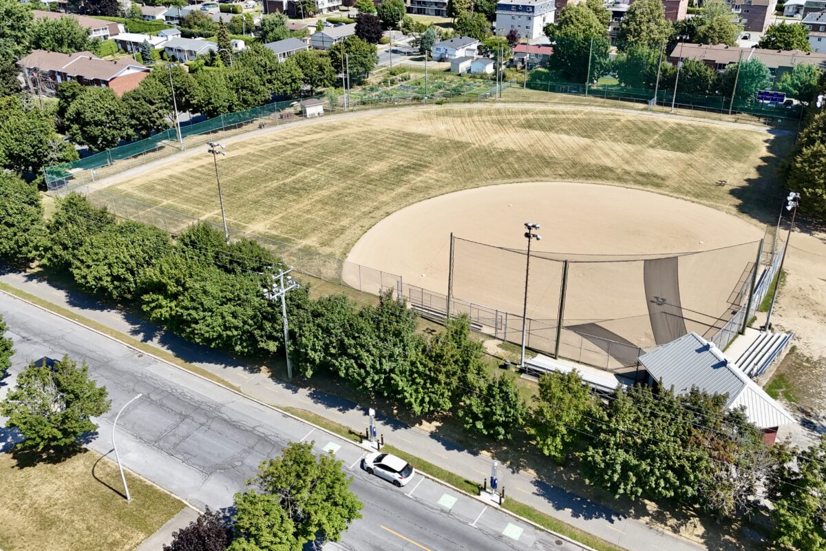 La Ville de Saint-Hyacinthe procédera à la réfection du terrain de baseball Saint-Sacrement au parc Jean-Claude-Patenaude. Photo Robert Gosselin | Le Courrier ©