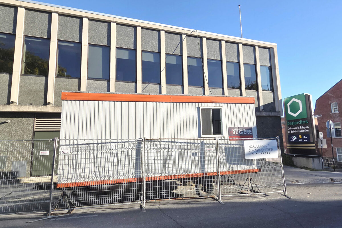 Des travaux d’amélioration d’une valeur de 5 M$ sont effectués au siège social de la Caisse Desjardins de la Région de Saint-Hyacinthe, sur la rue Girouard Ouest. Ils se termineront à l’été 2026. Photo | Le Courrier ©