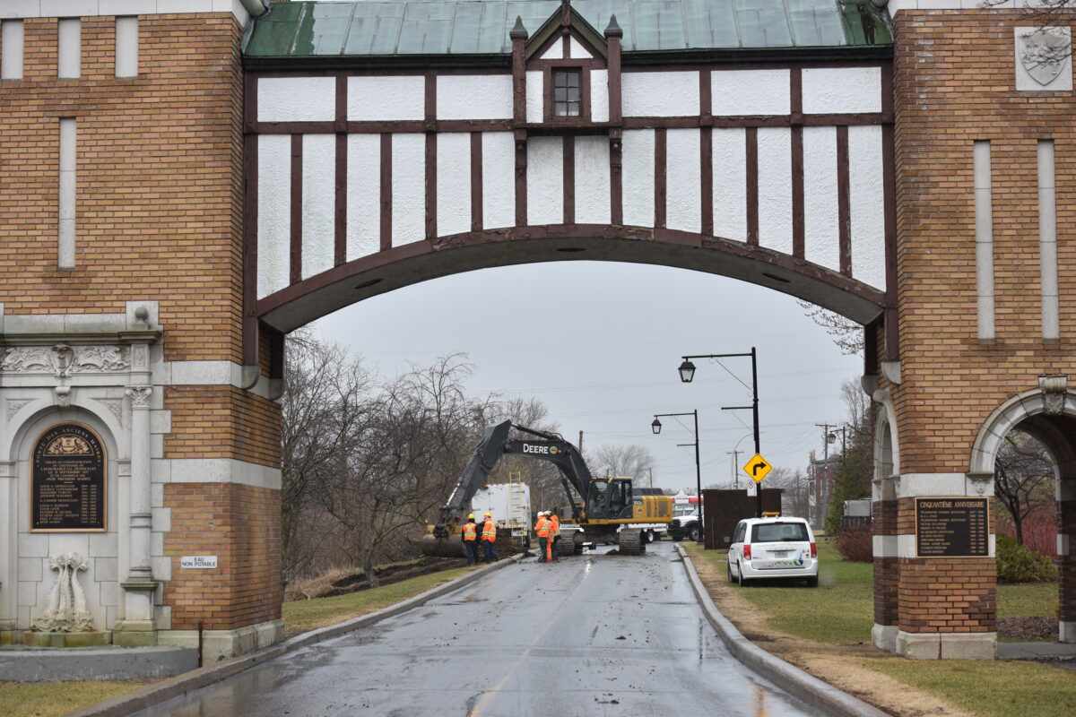 En avril 2022, l’intercepteur Laurier, situé près de la Porte des anciens maires à Saint-Hyacinthe, a subi un bris causant un déversement dans la rivière Yamaska. Photothèque | Le Courrier ©
