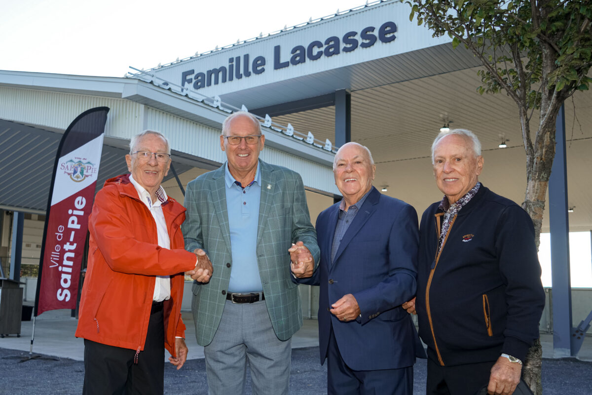 Le maire de Saint-Pie, Mario St-Pierre (deuxième à partir de la gauche), en compagnie des frères Réal, Guy et Réjean Lacasse lors de l’inauguration du pavillon multisports Famille Lacasse. Photo François Larivière | Le Courrier ©