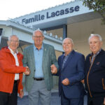 Le maire de Saint-Pie, Mario St-Pierre (deuxième à partir de la gauche), en compagnie des frères Réal, Guy et Réjean Lacasse lors de l’inauguration du pavillon multisports Famille Lacasse. Photo François Larivière | Le Courrier ©