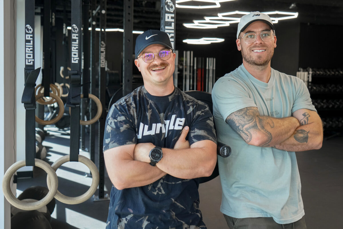 Deux des copropriétaires de Jungle Centre d’entraînement, Nicolas Champagne et Martin Roy, dans leur nouveau local à Saint-Hyacinthe. Photo François Larivière | Le Courrier ©