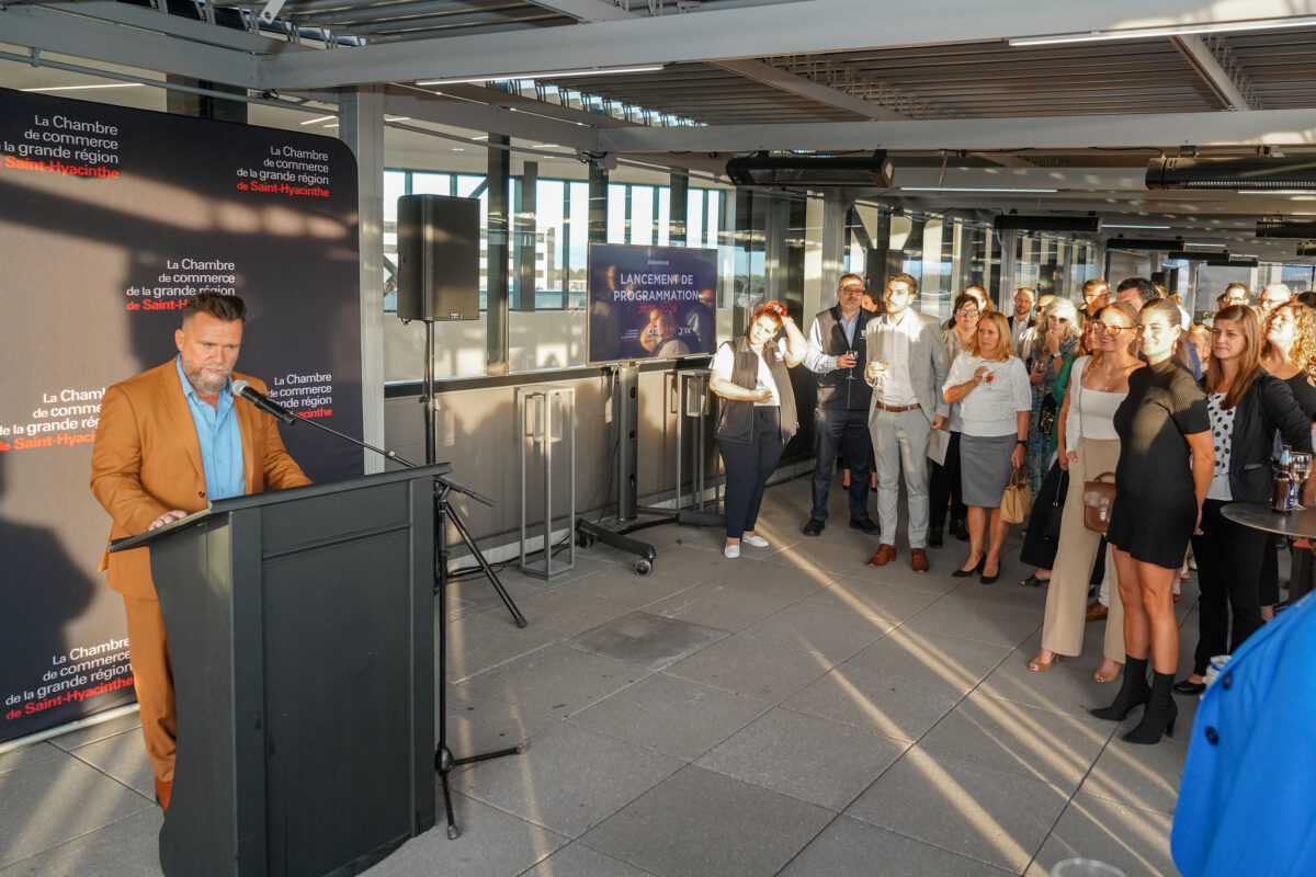 Le président du conseil d’administration de la Chambre de commerce de la grande région de Saint-Hyacinthe, Eric Leblanc, a pris la parole devant un parterre de près de 150 représentants du monde des affaires et de la sphère politique. Photo François Larivière | Le Courrier ©