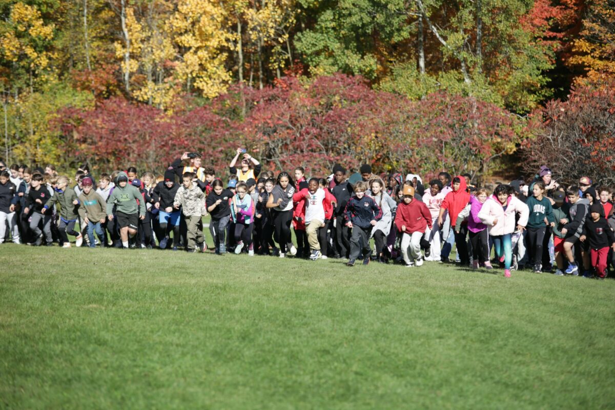Avec les couleurs de l’automne comme décor au parc Les Salines, des élèves provenant de 19 écoles de la région ont participé au cross-country scolaire La classique maskoutaine. Photo Robert Pinsonneault