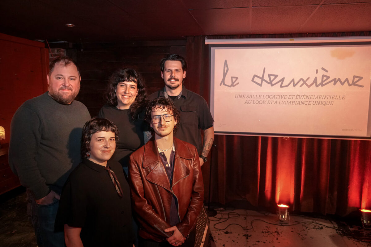 Les copropriétaires du Zaricot, Jean-François Rivest, Joëlle Turcotte, Sébastien Gagnon, Audrey Hébert et Félix Bouchard, ont inauguré leur nouvelle salle événementielle : Le Deuxième. Photo François Larivière | Le Courrier ©