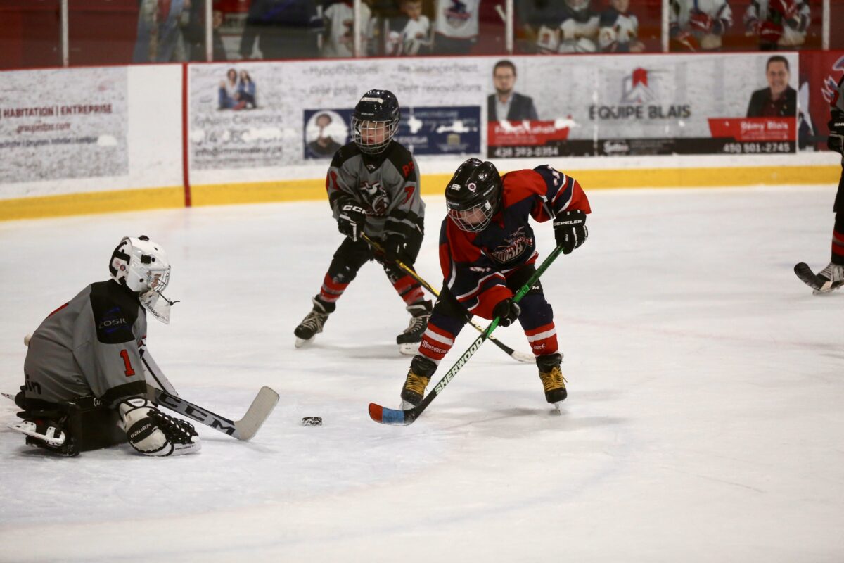 Lancé en 2023, le tournoi interrégional de hockey M9 de Saint-Hyacinthe deviendra un tournoi de catégorie junior cette saison. Photo Robert Gosselin | Le Courrier ©