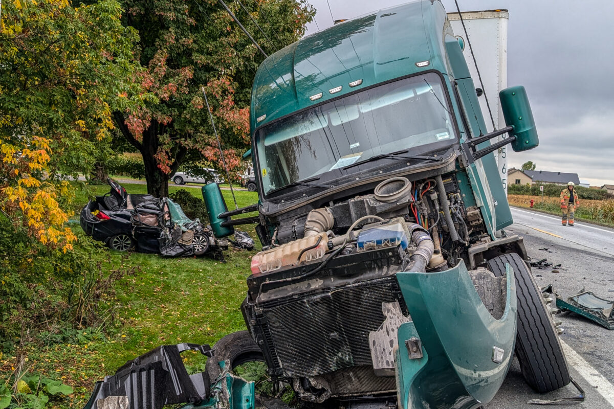 Un jeune automobiliste de 18 ans a été grièvement blessé après la collision entre son véhicule et un poids lourd, survenue sur la route 137, entre Saint-Dominique et Saint-Hyacinthe, le 26 septembre, un peu avant midi. Photo Adam Bolestridge | Le Courrier ©