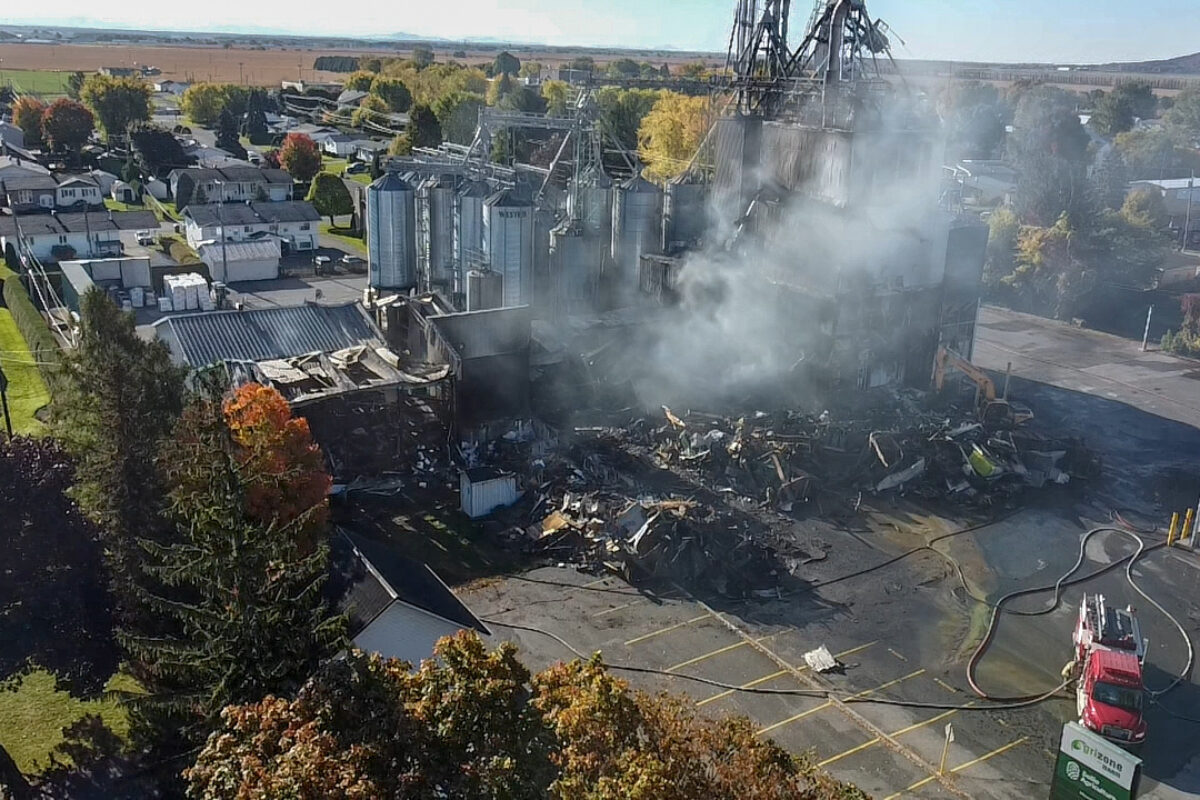 L’incendie de la meunerie Agiska de Saint-Damase a tenu les pompiers en haleine toute la nuit alors qu’il était toujours actif le 10 octobre au matin. Photo Adam Bolestridge | Le Courrier ©