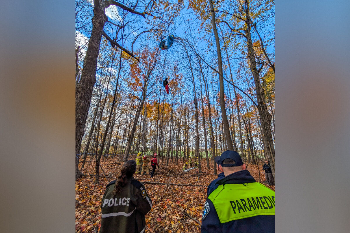 Un parapentiste a terminé son vol dans un arbre à proximité du Club de vol libre Yamaska à Saint-Pie, le 27 octobre en après-midi. Photo Adam Bolestridge | Le Courrier ©