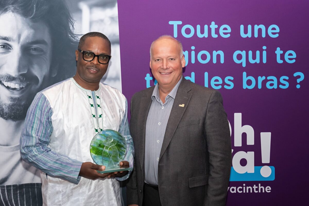 Le gagnant du Prix citoyen de l’édition 2025 de la Soirée d’accueil des nouveaux arrivants, Osse Kwate, en compagnie du préfet de la MRC des Maskoutains, Simon Giard. Photo tirée de Facebook