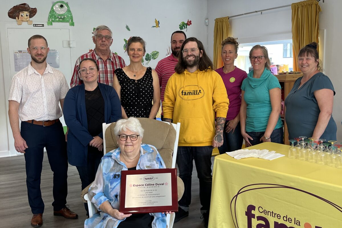 Céline Duval a été honorée pour son implication et sa contribution à l’essor du Centre de la famille St-Pie. Photo Philippe Lanoix-Meunier | Le Courrier ©