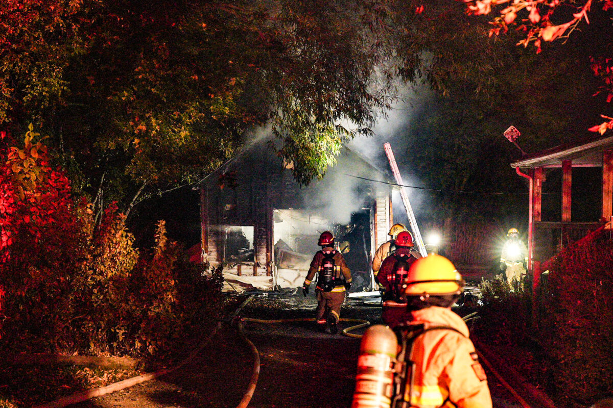Un incendie a réduit à néant un garage résidentiel sur le Grand Rang à La Présentation, le 5 octobre en fin de soirée. La maison a été épargnée. Photo Adam Bolestridge | Le Courrier ©