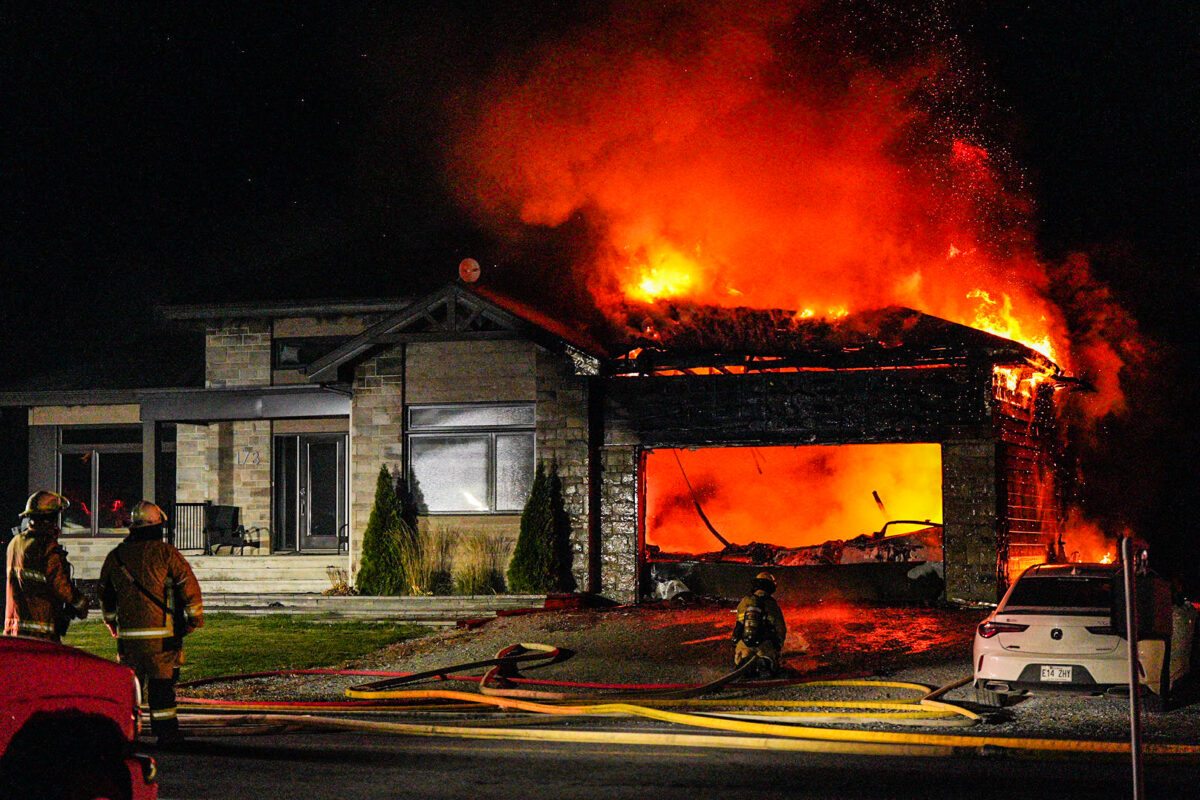 Un incendie s’est déclaré dans un garage d’une résidence de Saint-Damase, le 19 octobre en soirée. Photo Adam Bolestridge | Le Courrier ©