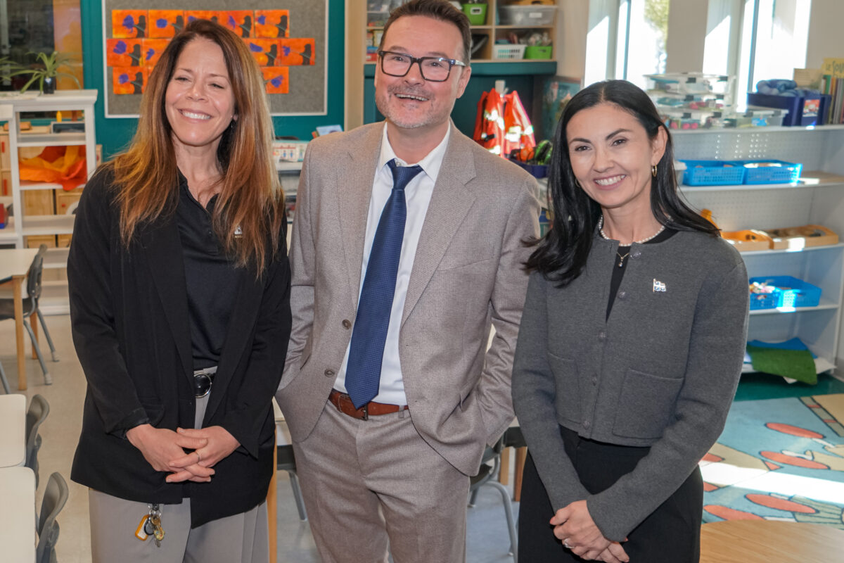 La directrice de l’école Bois-Joli–Sacré-Cœur, Marie-France Desrochers, le directeur général par intérim du CSSSH, Patrice Brisebois, et la députée de Saint-Hyacinthe, Chantal Soucy. Photo François Larivière | Le Courrier ©