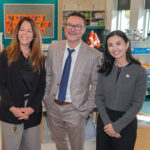 La directrice de l’école Bois-Joli–Sacré-Cœur, Marie-France Desrochers, le directeur général par intérim du CSSSH, Patrice Brisebois, et la députée de Saint-Hyacinthe, Chantal Soucy. Photo François Larivière | Le Courrier ©