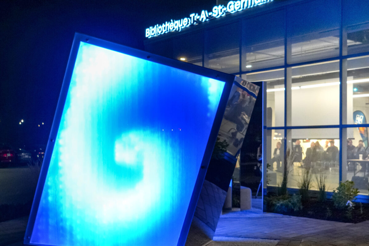 L’œuvre « Rivage » se tient au pied de la bibliothèque T.-A.-St-Germain à Saint-Hyacinthe. Photo François Larivière | Le Courrier ©