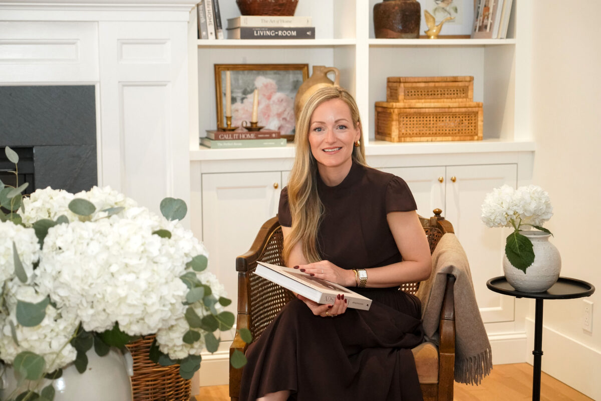 La propriétaire de l’entreprise maskoutaine AKB Design, Audrée Kemp Bélanger, a lancé son tout premier livre pour souligner le 15e anniversaire de son entreprise. Photo François Larivière | Le Courrier ©