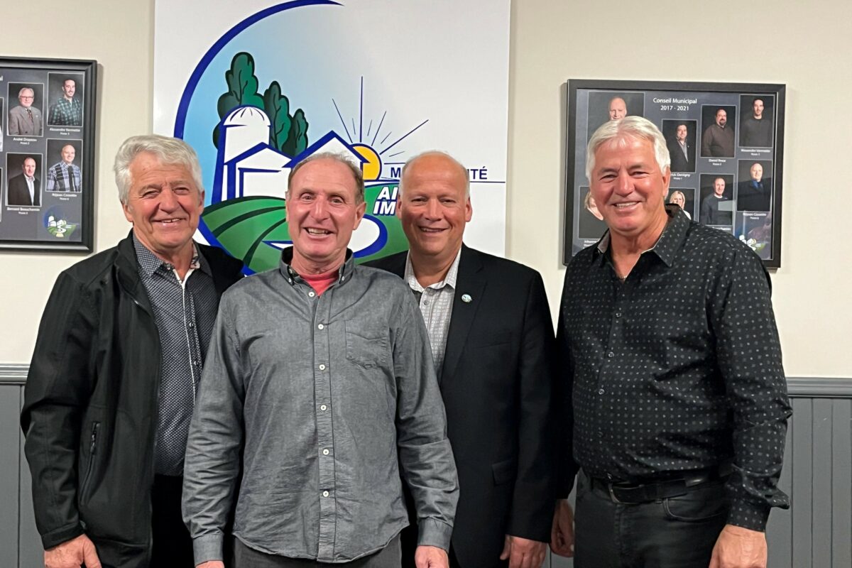 Michel Plante, maire de Saint-Simon de 1995 à 2001; Bernard Beauchemin, conseiller municipal de 1995 à 2005 et de 2009 à 2025; Simon Giard, maire depuis 2017; et Normand Corbeil, maire de 2001 à 2017. Photo gracieuseté