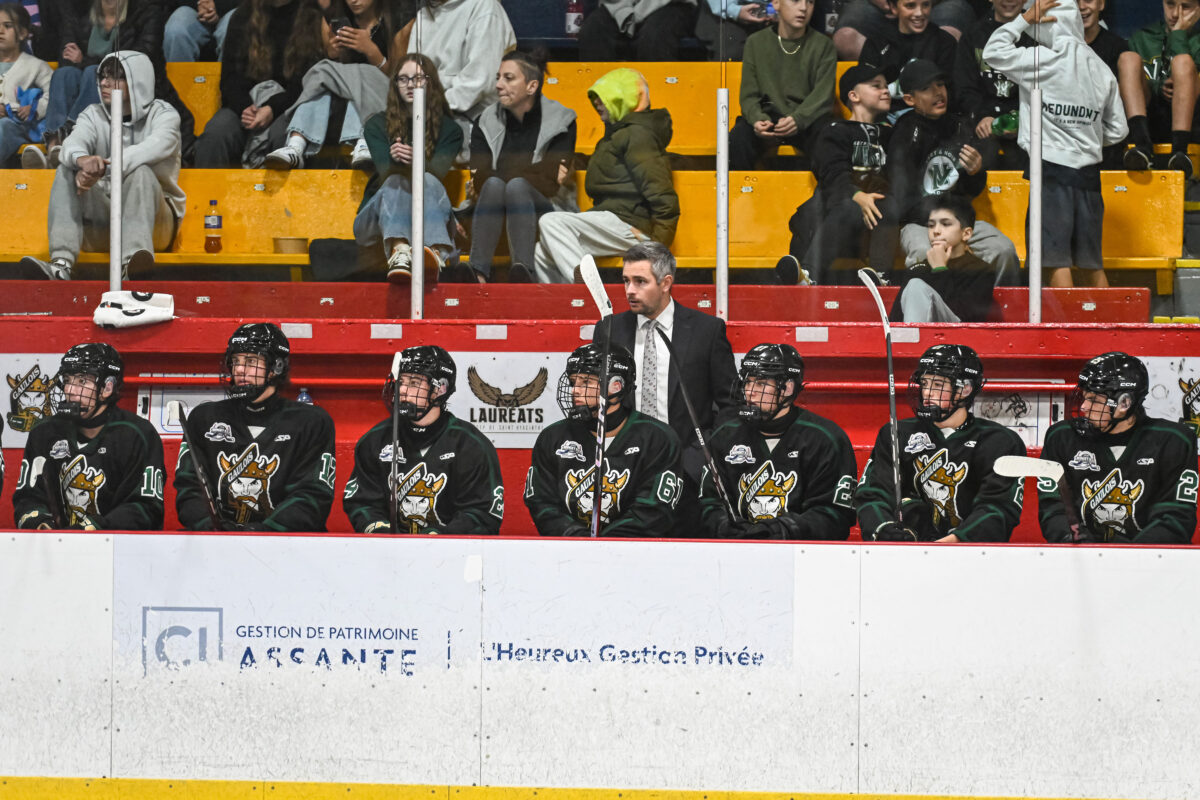 Alex-André Perron, entraîneur-chef des Gaulois depuis un peu plus de deux saisons, a annoncé son départ de l’équipe pour relever un nouveau défi dans le monde du hockey. Photo François Larivière | Le Courrier ©