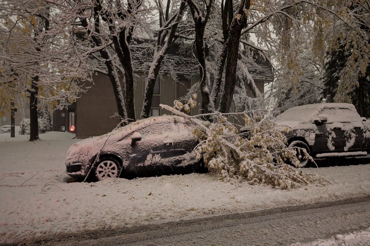 La lourde neige qui s’est abattue sur la région maskoutaine le 10 novembre en soirée a fait de nombreux dégâts dans la région, causant des pannes de courant un peu partout sur le territoire, dont certaines ont perduré jusqu’au 12 novembre. Photo Adam Bolestridge | Le Courrier ©