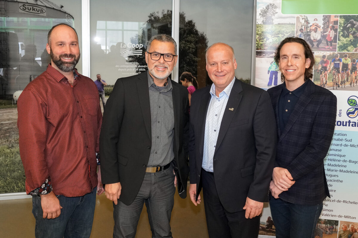 Samuel Comtois, agronome et directeur adjoint du Groupe PleineTerre, Gerardo Gollo Gil, directeur régional Montérégie Est du MAPAQ, Simon Girard, préfet de la MRC des Maskoutains, et Steve Carrière, commissaire au développement agricole et agroalimentaire de la MRC, ont participé au dévoilement du Plan de développement de la zone agricole (PDZA) 2025-2030 de la MRC des Maskoutains. Photo François Larivière | Le Courrier ©