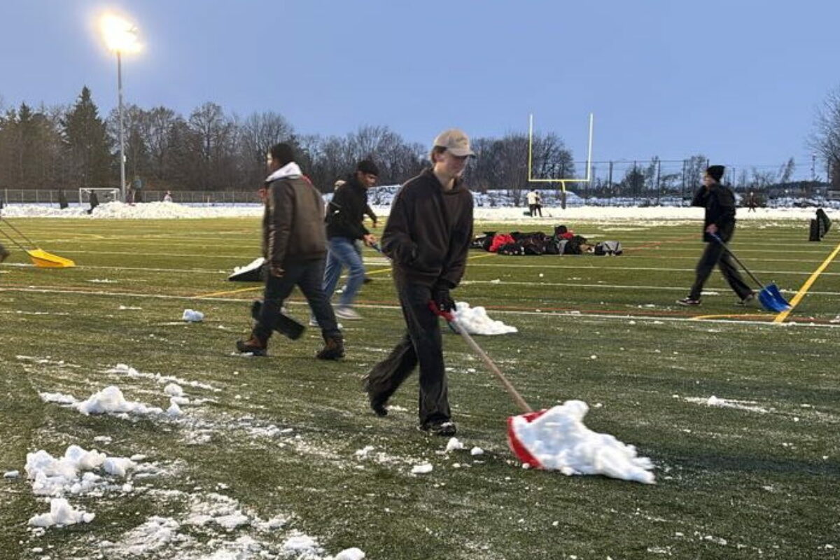 Malgré les efforts de bons samaritains, venus déneiger le terrain synthétique du Cégep de Saint-Hyacinthe, l’équipe juvénile du Drakkar de la polyvalente Hyacinthe-Delorme n’a pas pu disputer sa finale le 14 novembre. Photo tirée de Facebook