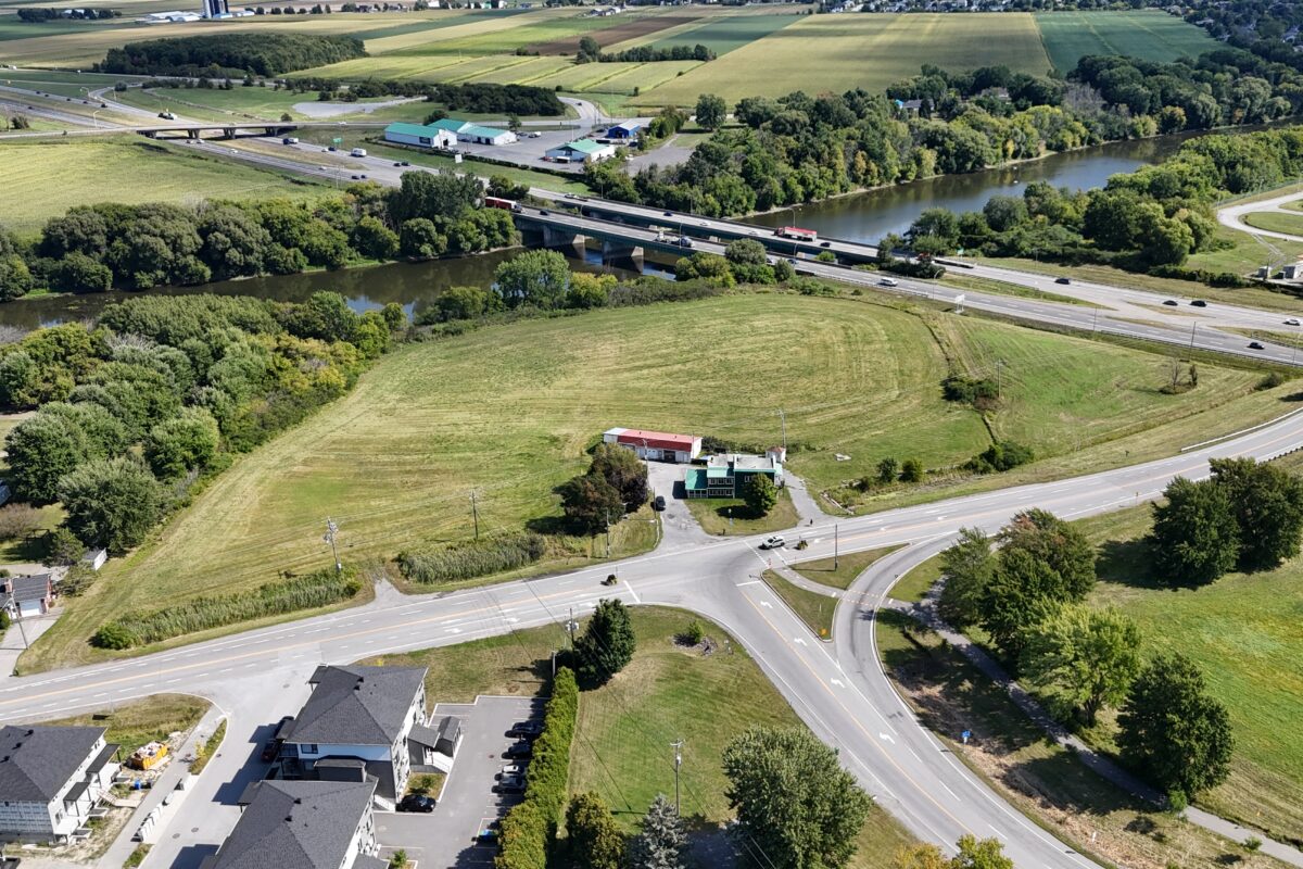 Le terrain choisi pour y aménager le parc de quartier et le terrain de baseball sera entouré de la rivière Yamaska, du chemin du Rapide-Plat Nord et de l’autoroute 20. Photothèque | Le Courrier ©