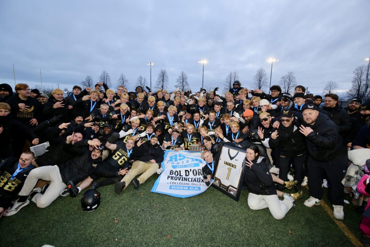 Les Lauréats du Cégep de Saint-Hyacinthe ont remporté un troisième Bol d’Or de suite au sein de la division 2 de football collégial, samedi. Photo Robert Gosselin | Le Courrier ©