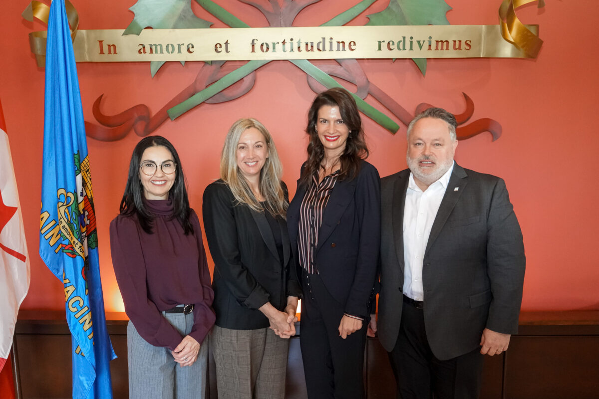 La députée de Saint-Hyacinthe, Chantal Soucy, la secrétaire parlementaire du ministre fédéral du Logement et de l’Infrastructure du Canada, Caroline Desrochers, la ministre aux Affaires municipales, Geneviève Guilbault, et le maire de Saint-Hyacinthe, André Beauregard. Photo François Larivière | Le Courrier ©