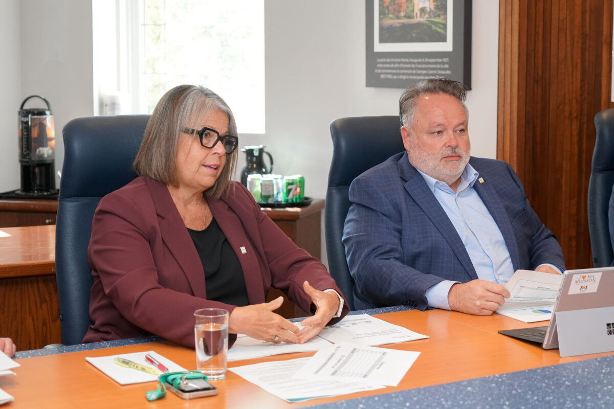 La directrice générale de la Ville de Saint-Hyacinthe, Chantal Frigon, et le maire de Saint-Hyacinthe, André Beauregard, ont présenté les grandes lignes du programme triennal d’immobilisations 2026-2028. Photo François Larivière | Le Courrier ©