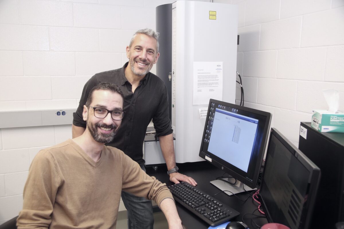 Le Dr Simon Dufour (debout) et son collègue Ahmad Albaaj font partie de l’équipe ayant élaboré un outil d’étalonnage permettant de comparer les quantités d’antibiotiques utilisées dans les fermes laitières du Québec. Photo Robert Gosselin | Le Courrier ©