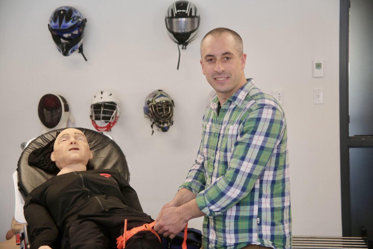 Le thérapeute du sport de Saint-Damase Marc-Antoine Doré formera des professionnels de la santé provenant des quatre coins du monde à la Conférence internationale sur la traumatologie du 12 au 15 novembre. Il montrera notamment comment soigner un hockeyeur avec une hémorragie grave. Photo Robert Gosselin | Le Courrier ©