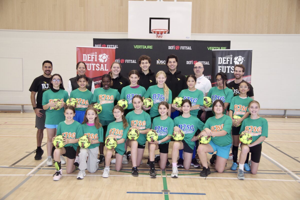 Sur la photo, les organisateurs du Défi futsal primaire BJSC et quelques élèves qui porteront les couleurs de l’école Bois-Joli–Sacré-Coeur lors du tournoi les 6 et 7 décembre. Photo Robert Gosselin | Le Courrier ©