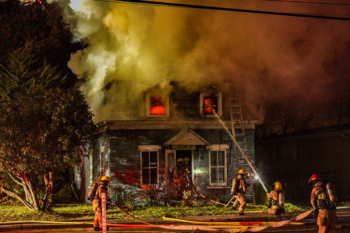 Une résidence mal en point de l’avenue Saint-Louis à Saint-Hyacinthe, que son nouveau propriétaire voulait transformer en sa maison de rêve, est partie en fumée dans la nuit du 5 novembre. Photo Adam Bolestridge | Le Courrier ©