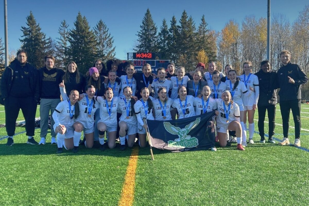 Après avoir connu une saison parfaite, les Lauréats ont récolté une médaille de bronze au championnat provincial de la ligue collégiale de soccer féminin en division 2. Photo Lauréats du Cégep de Saint-Hyacinthe