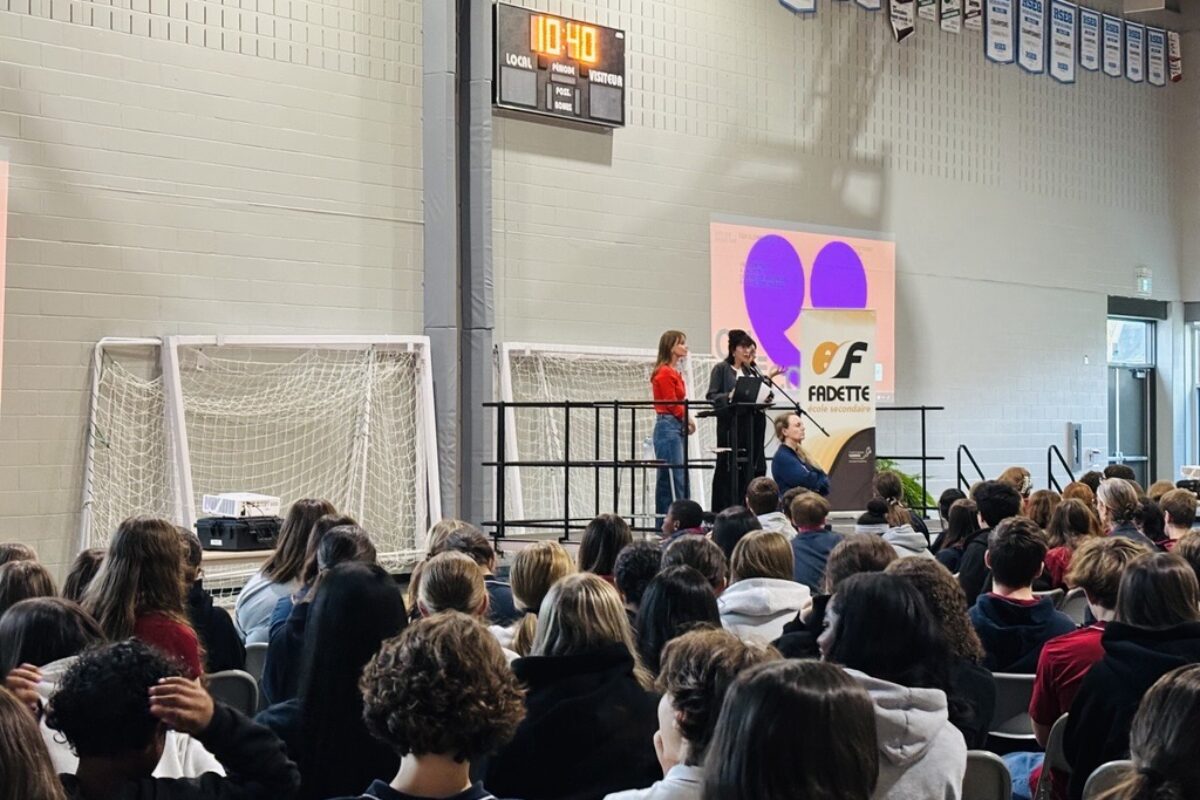 Léa Clermont-Dion était récemment de passage à l’école secondaire Fadette pour parler notamment de consentement sexuel. Photo gracieuseté